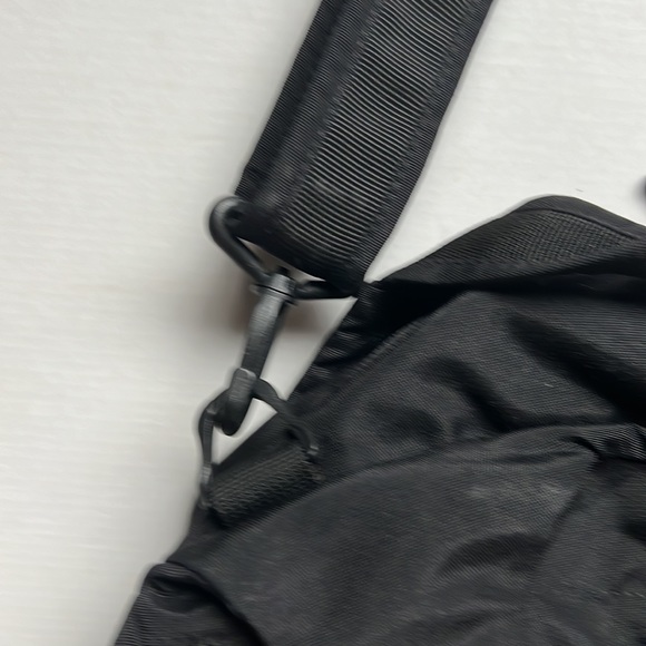 Eddie Bauer Black crossbody Workout Bag NWOT - Picture 14 of 15
